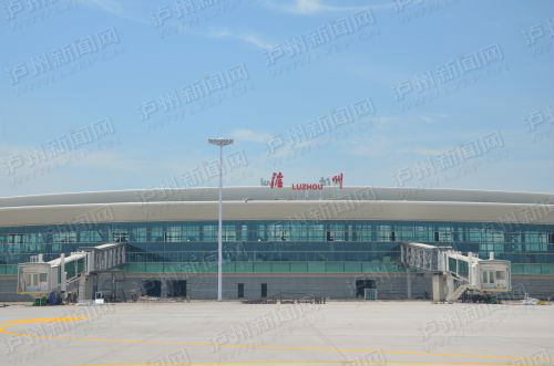 航站楼登机桥安装陆续完工，整体形象初步成型