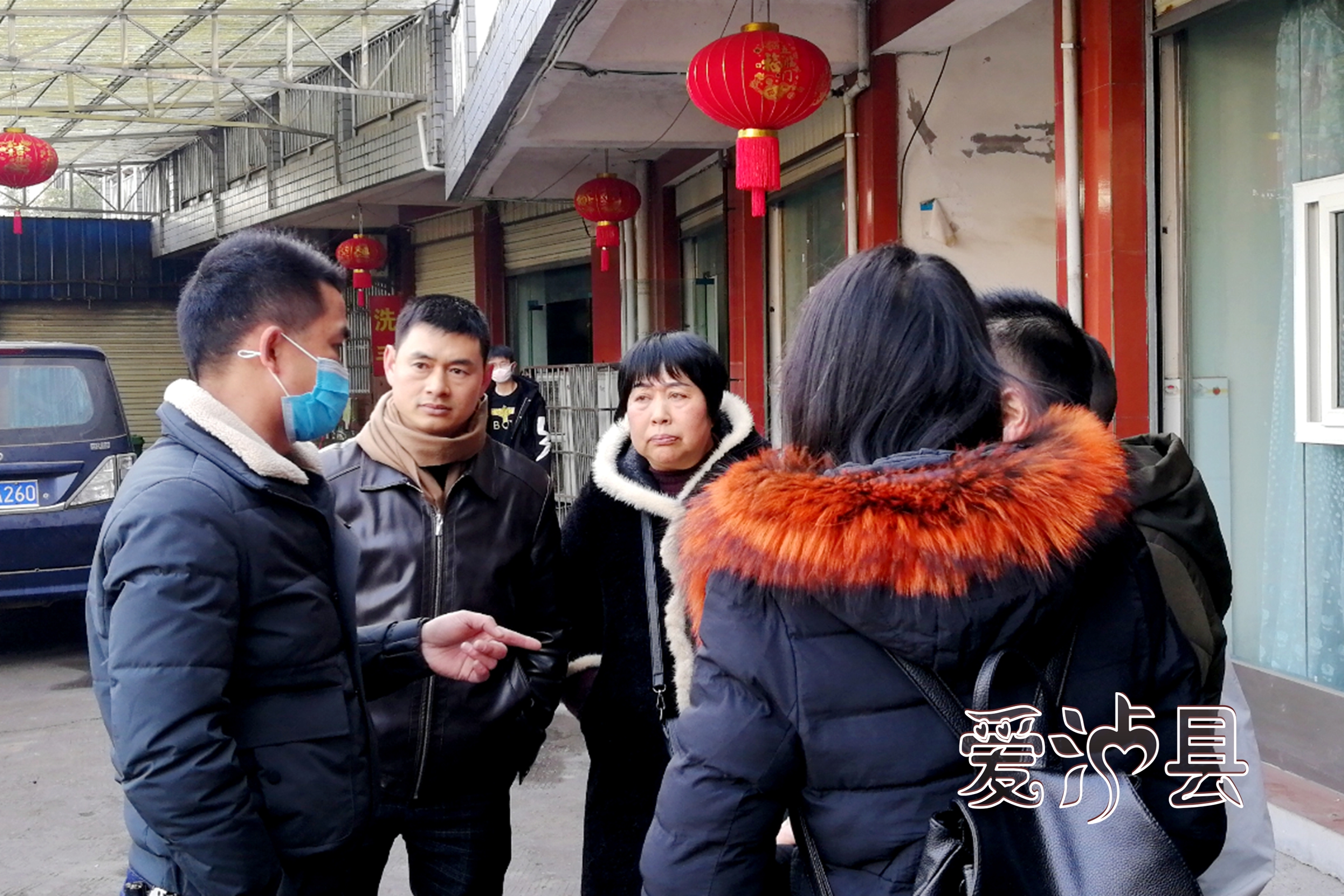 天兴镇干部劝止群众聚餐活动.jpg