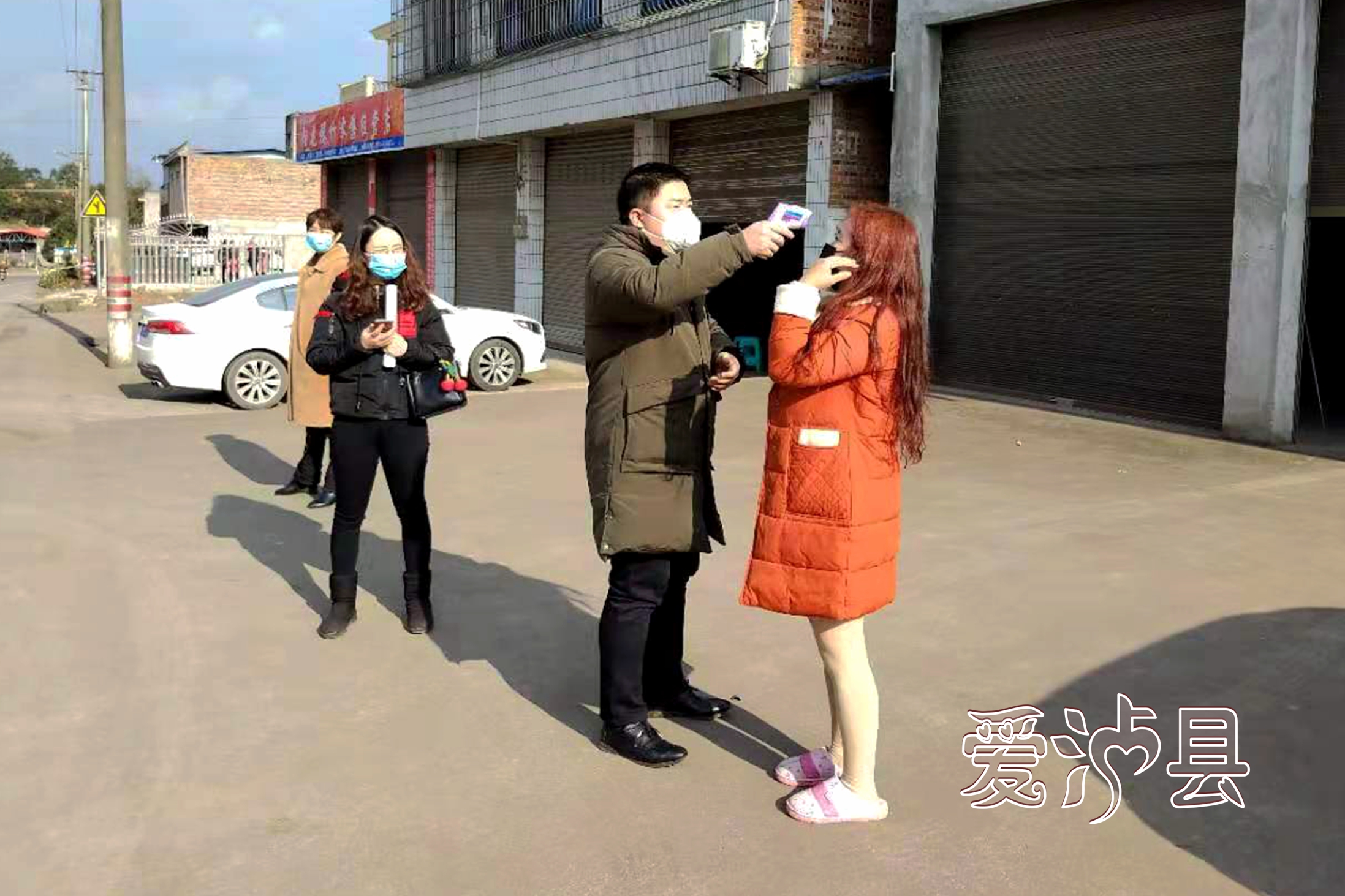 立石镇镇干部为返乡人员测体温.jpg