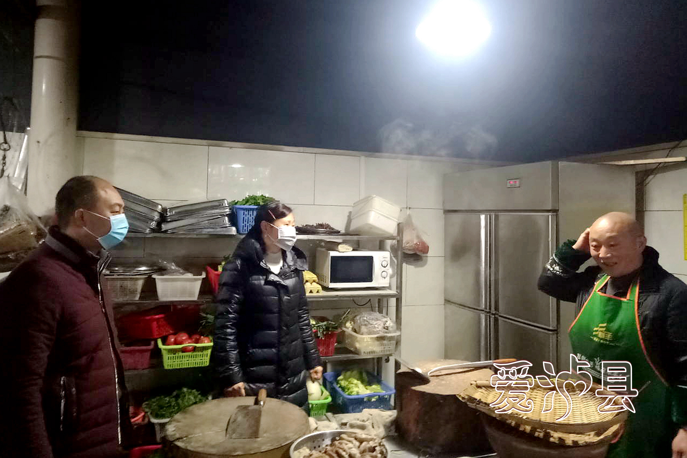 玄滩镇喻坪社区干部到茶馆、餐饮业宣传新型肺炎防控，劝导停止一切集体活动.jpg
