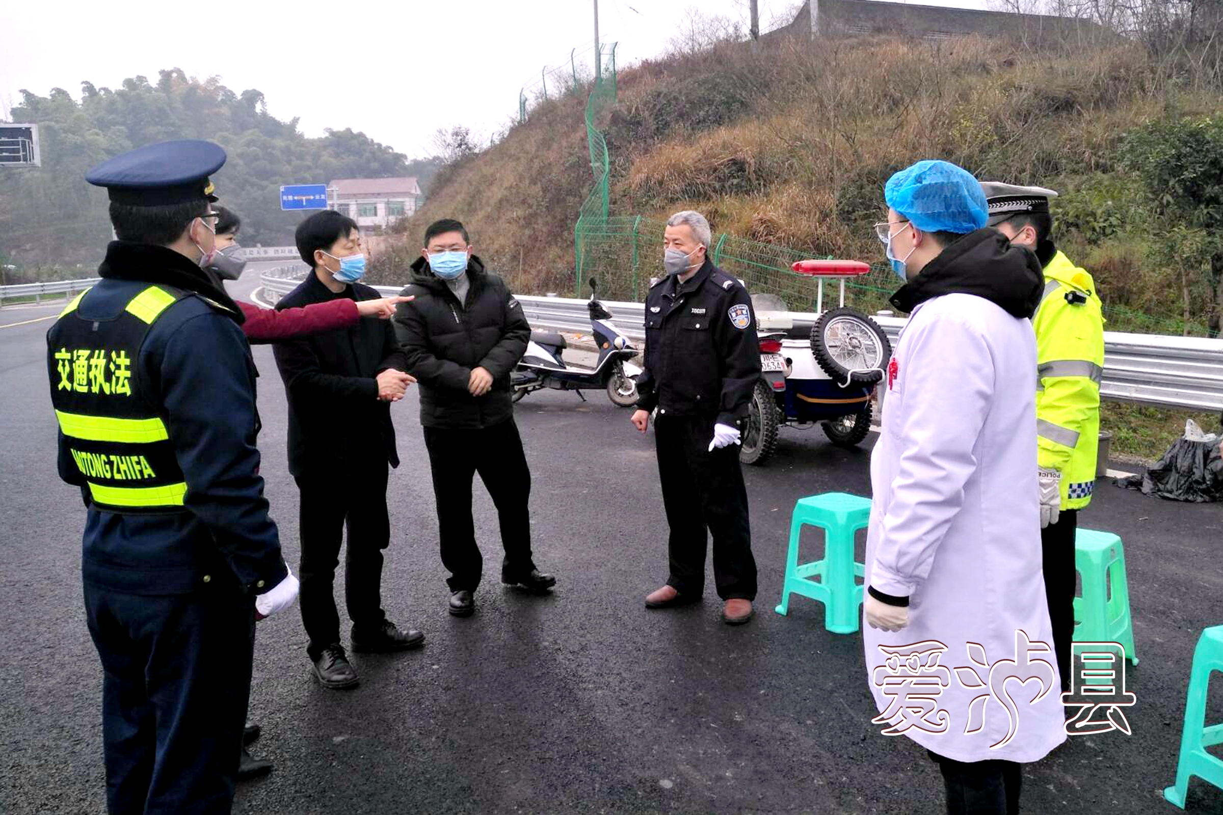 云龙镇在主要道路设置临时检查点.jpg