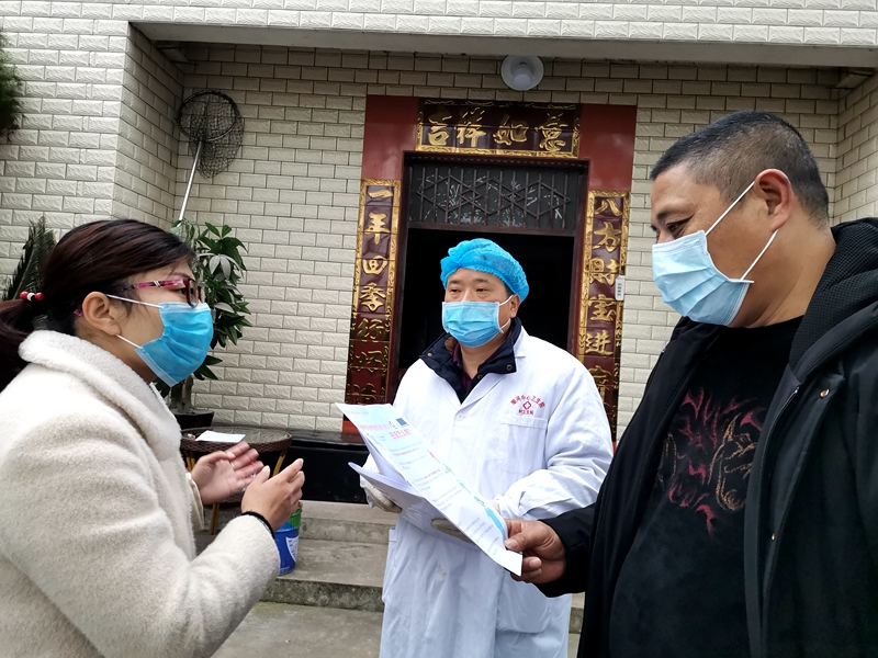 余华（中）宣传防控知识（曾佐然摄）.jpg