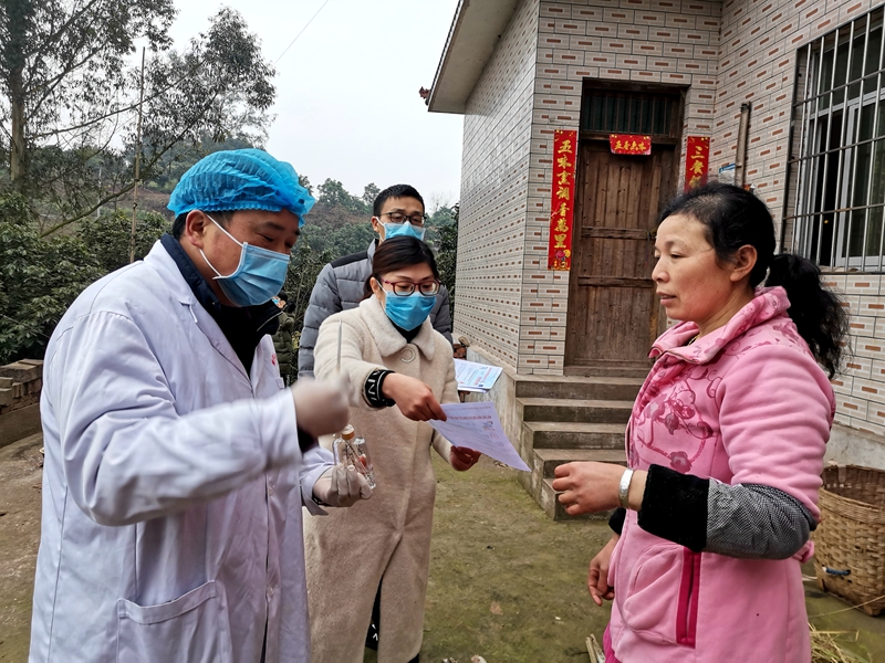 余华给村民测量体温（曾佐然摄）.jpg