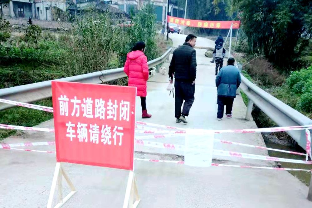 牛滩镇+劝阻群众赶场 (1).jpg
