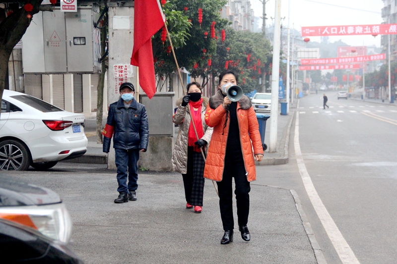 图为石桥镇党员志愿者队伍走进场镇宣传.JPG