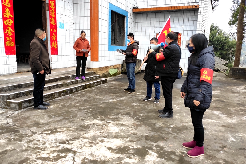 图为石桥镇党员志愿者入户监测外出返乡人员生活动态(毛启奎右2).jpg