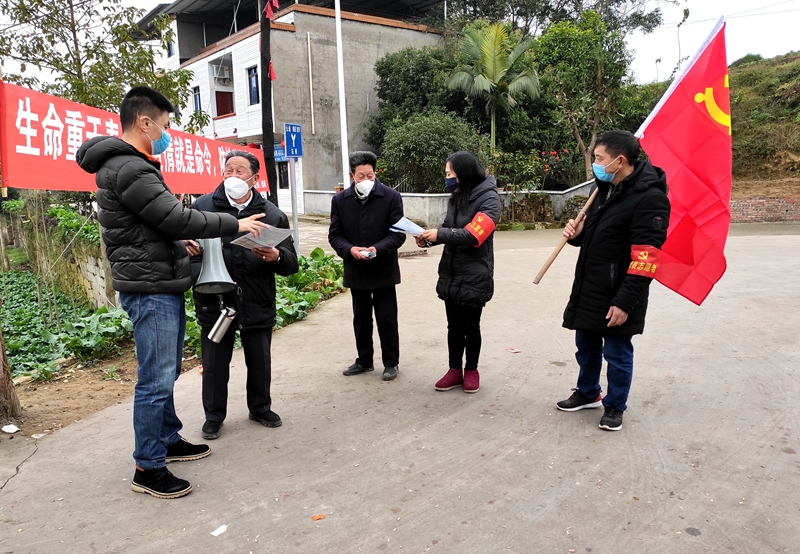 图为石桥镇党员志愿者进村宣传防控知识.jpg