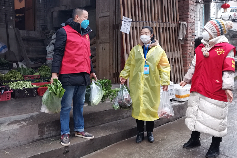 购买菜的志愿者何进（左一）支部书记张德群（中）志愿者黄文菊（曾佐然摄）.jpg