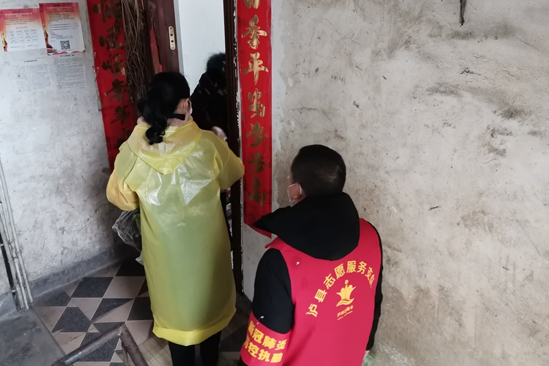 送菜上门（曾佐然摄）.jpg