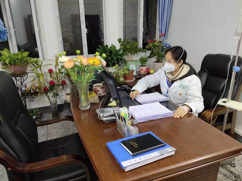 玉蟾街道社区卫生服务中心副主任黄华带病开展工作.jpg