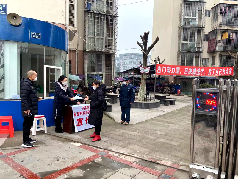 2.县信访局局长余萍率队到玉蟾街道朝阳社区开展宣传劝导.png