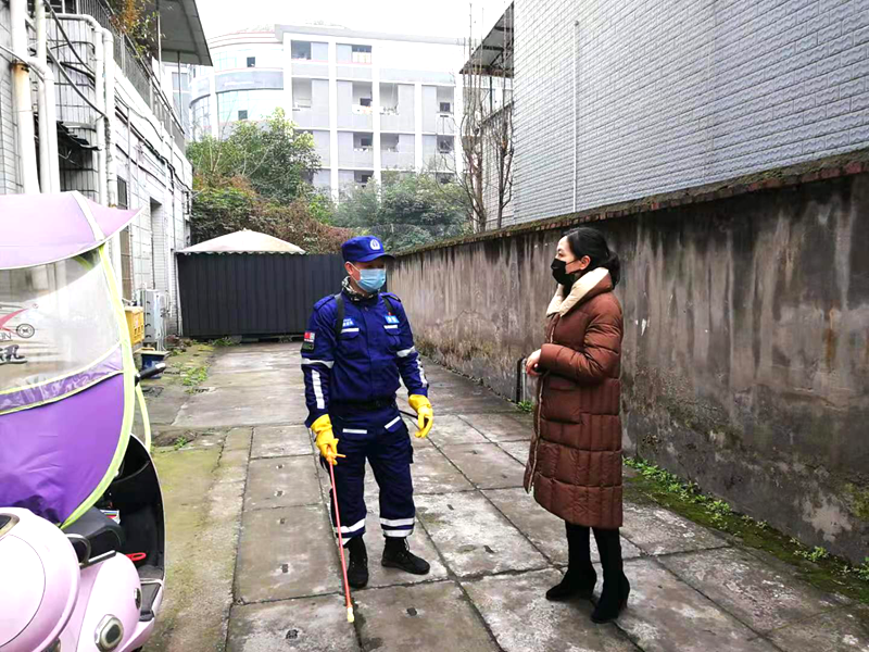 5.县信访局组织力量为玉蟾街道朝阳社区居民小区消毒灭杀.png