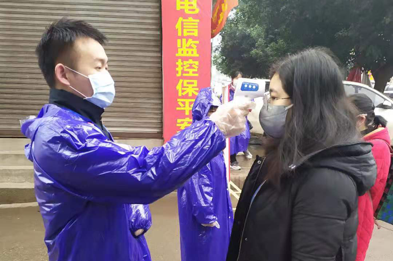 上午9：00，他们开始为进入农贸市场的群众测体温，并提醒群众戴好口罩即买及走.png