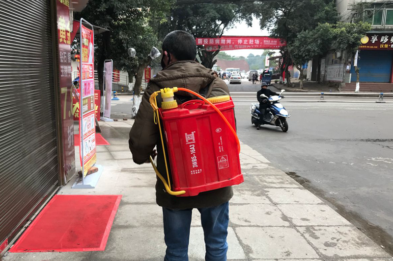 上午11：00，工作人员开始消毒，绝不遗漏一处死角，让病毒无处可逃。进出农贸市场的群众测体温.png