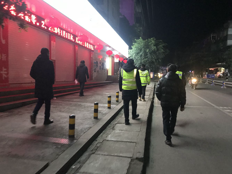 夜幕降临，他们依旧在街上巡逻.png