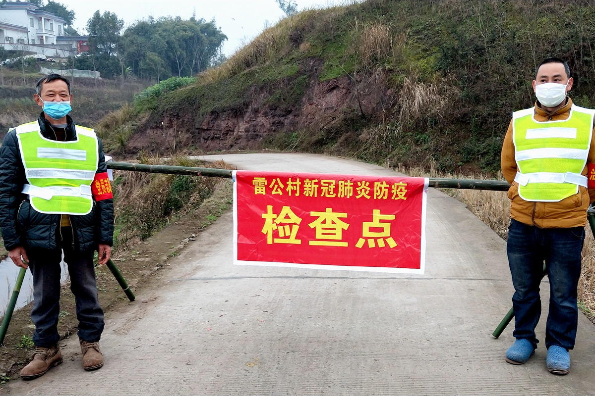 由老党员、普通群众组建的志愿者驻守检查点.jpg