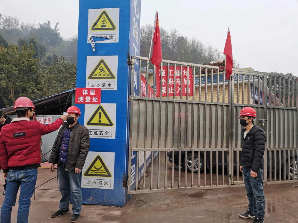对工人师傅测量体温（曾佐然摄）.jpg