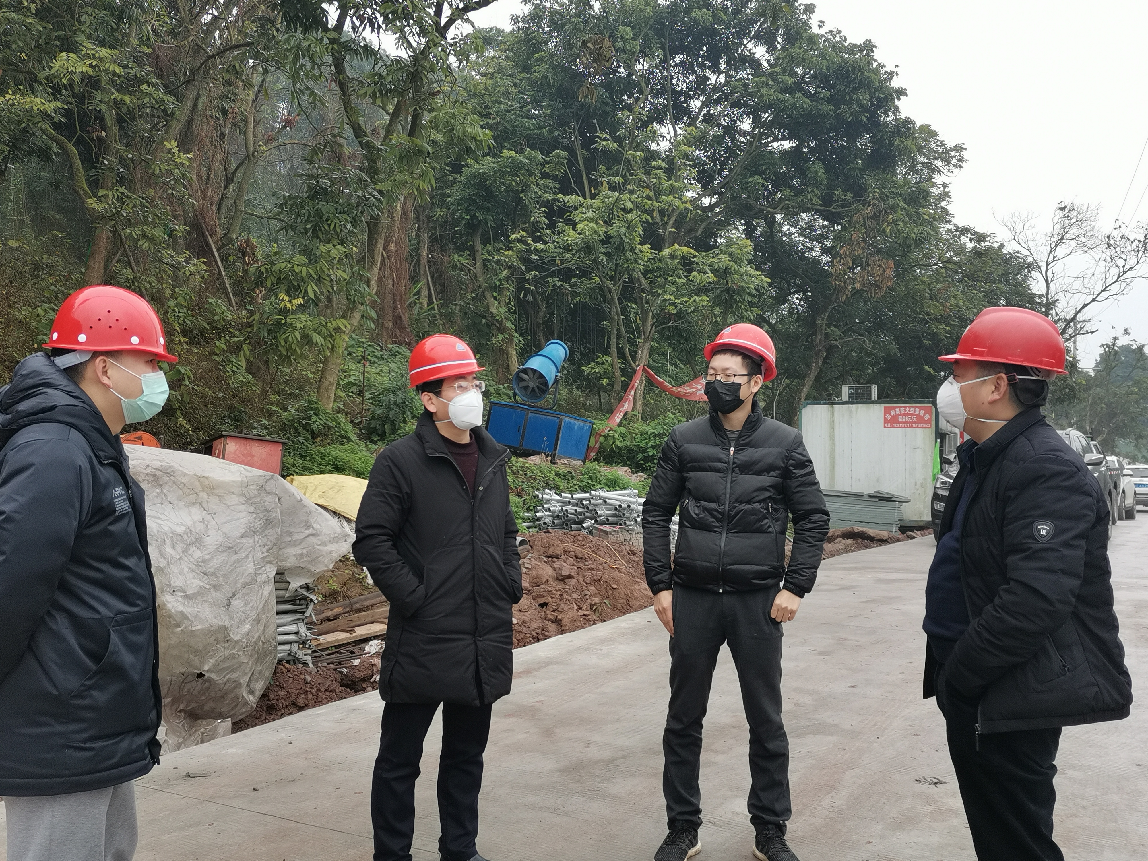 现场督导（曾佐然摄）.jpg