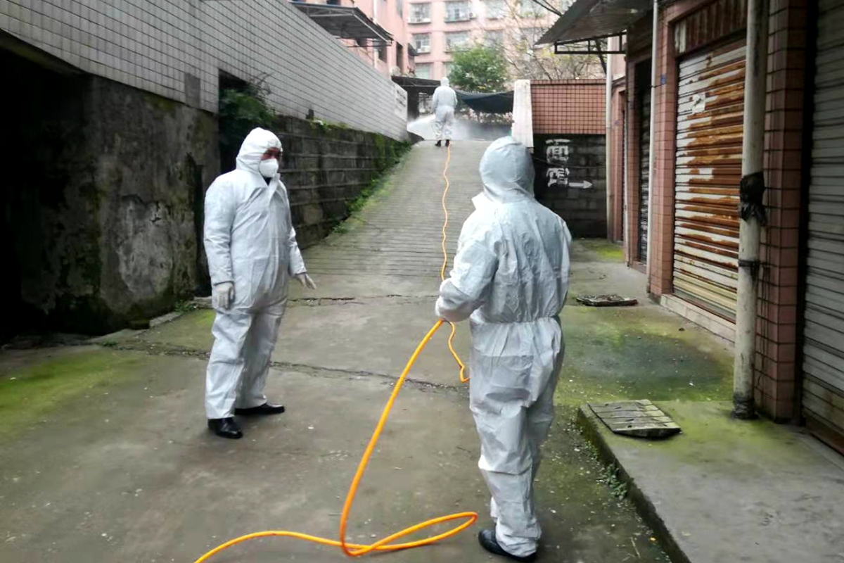 戴庆及牛滩监管所工作人员为辖区市场消毒.jpg