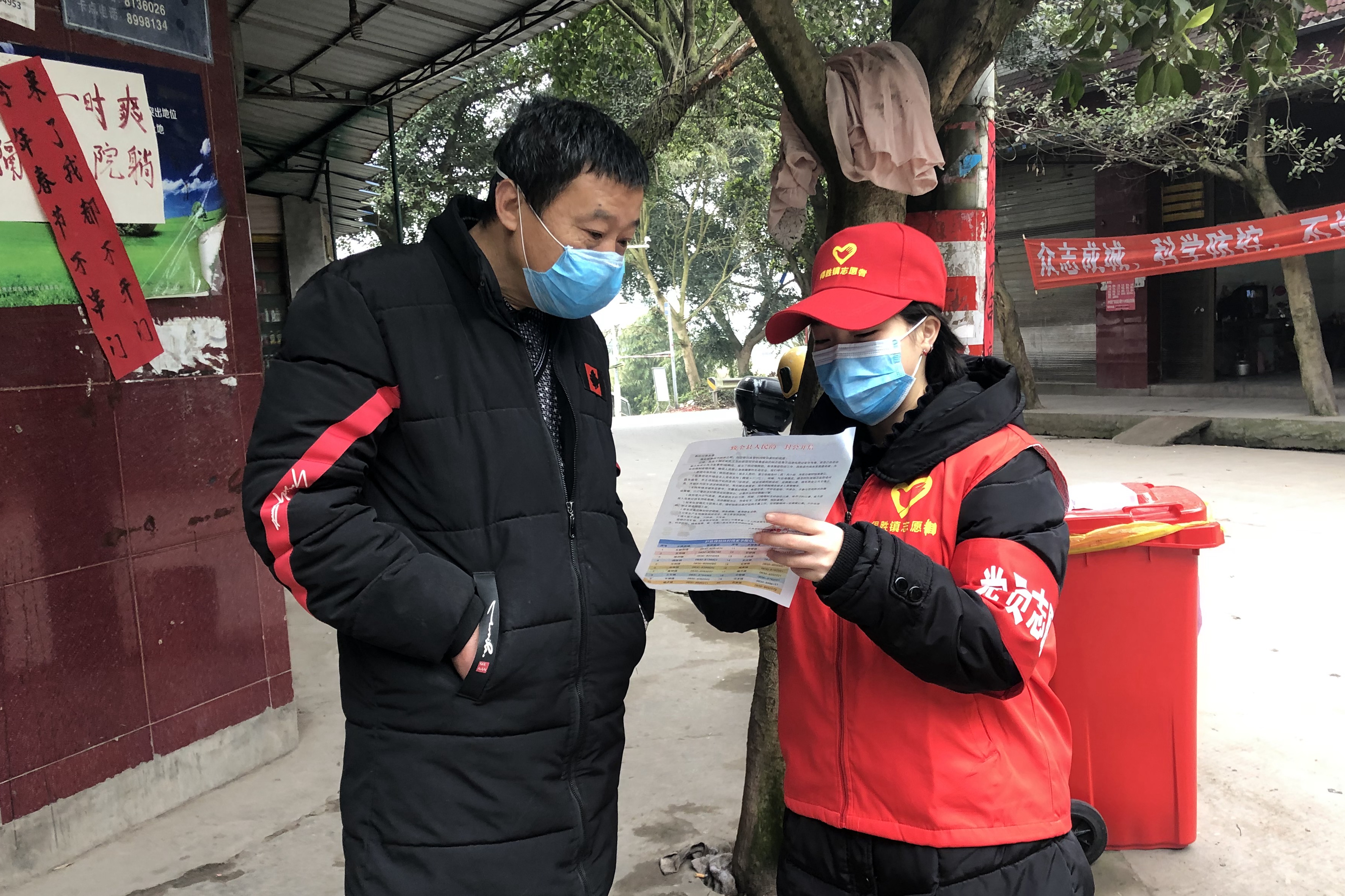 党员志愿者开展宣传.JPG