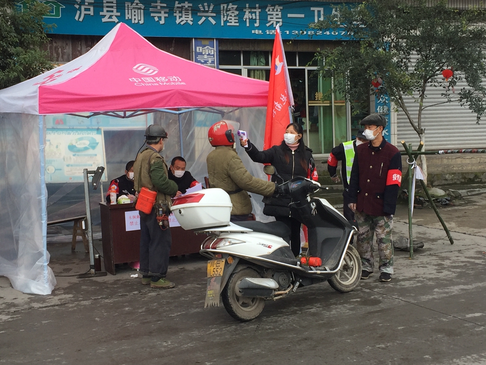 志愿者测量体温1.jpg