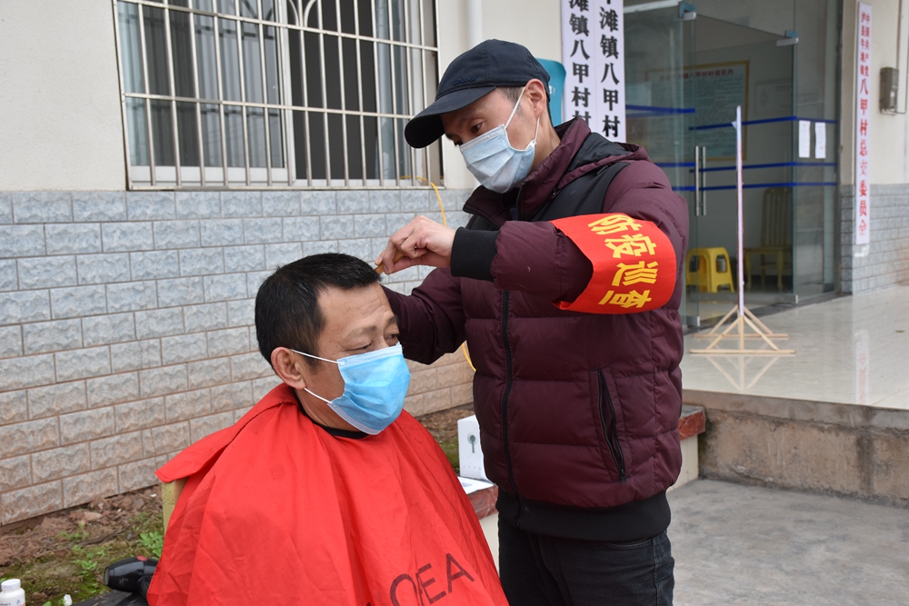 熊升将正在为村民理发.JPG