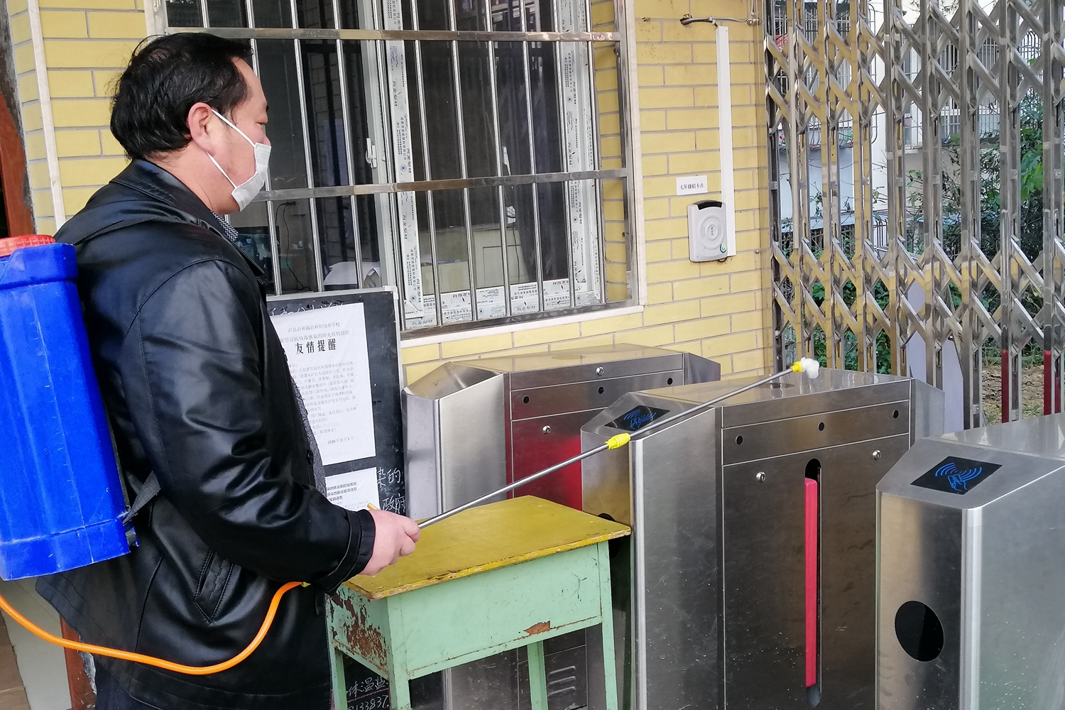 百和镇战“疫”先锋诠释初心使命老党员坚守为党旗 添彩.jpg