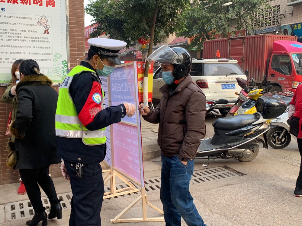 防疫检查点工作人员检查采购群众身份证.jpg