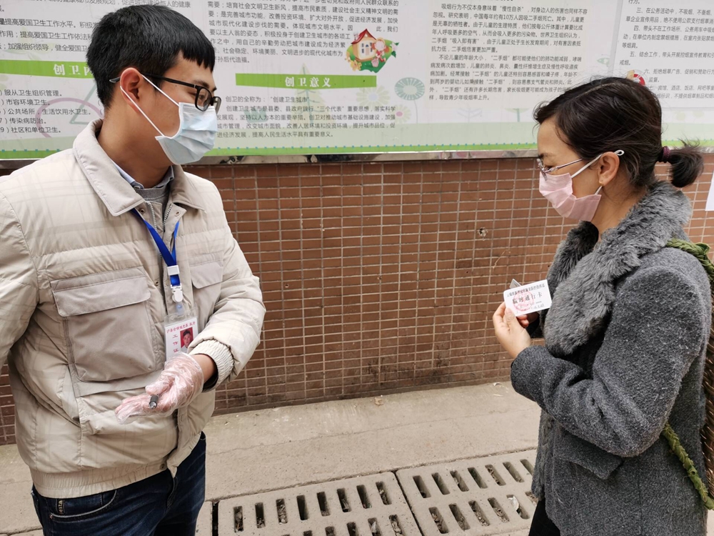 防疫检查点工作人员检查通行证.jpg