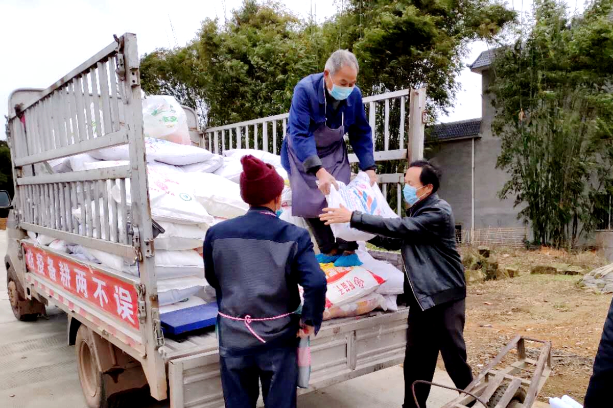 农户在家门前领取肥料等农资.jpg