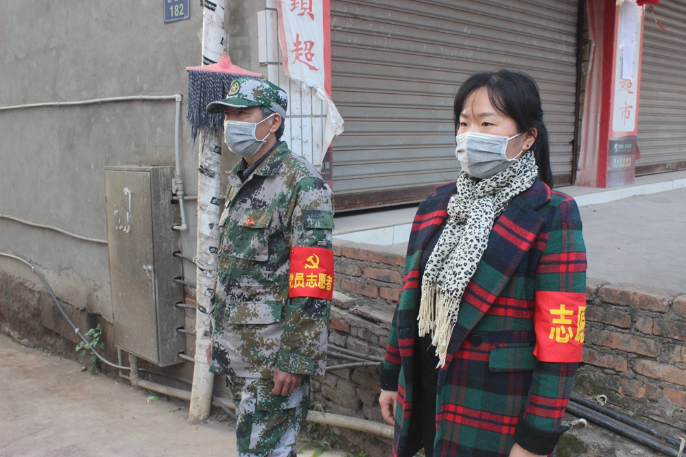 （父女）刘笃辉和刘叶一起在小区门口执勤.JPG