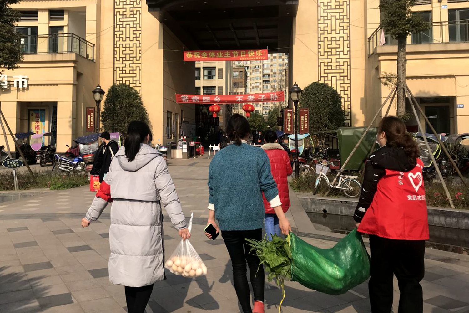 朝阳社区：民生志愿队，为居民送去生活食材.jpg