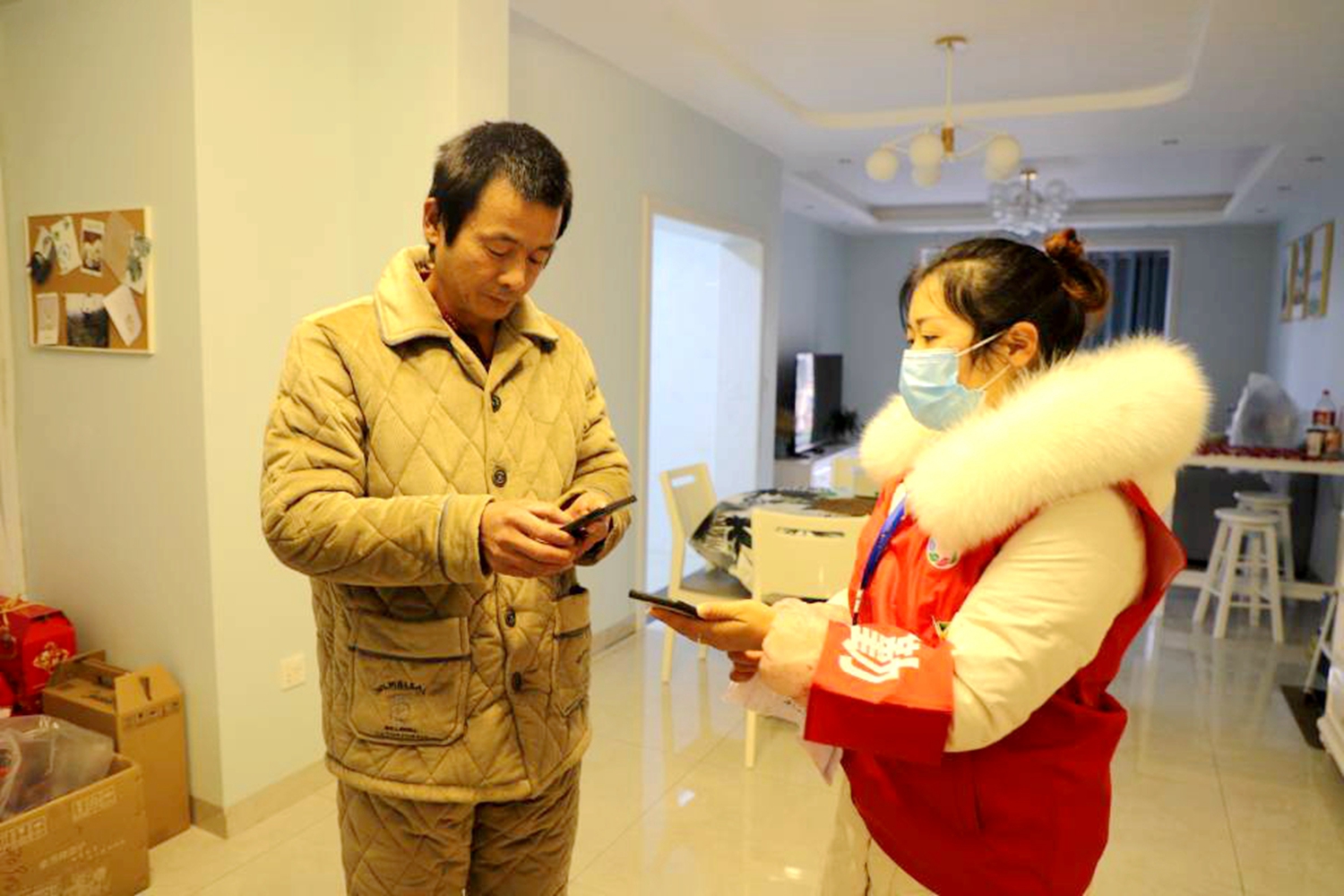 康桥社区：爱心送货队，为居民送生活食材，居民正在微信扫码付款.jpg
