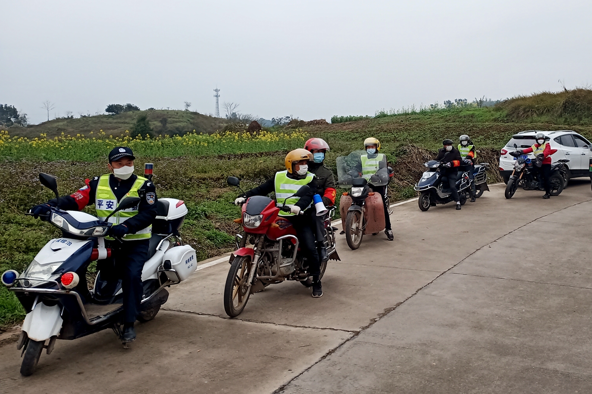 海潮镇龙塘村摩托车宣传巡逻队在路上.jpg