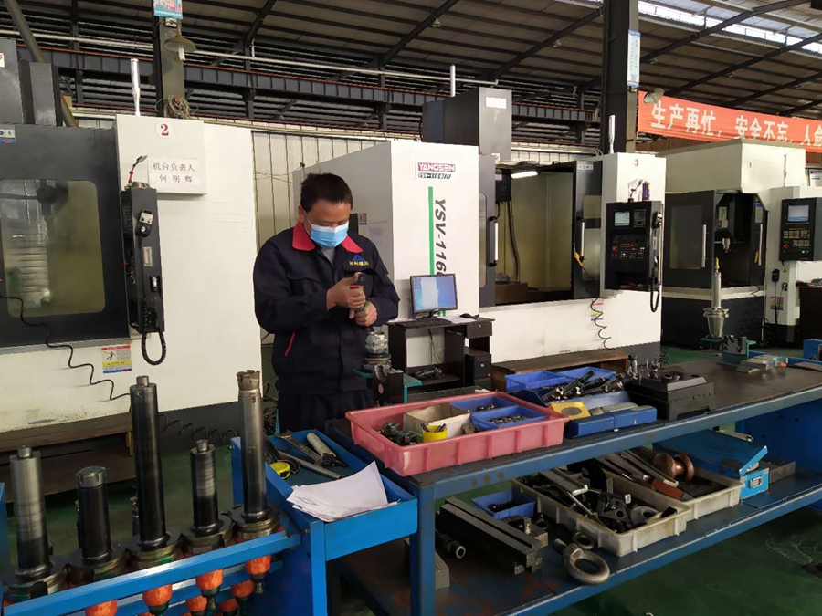 胜科模具工人在生产.jpg