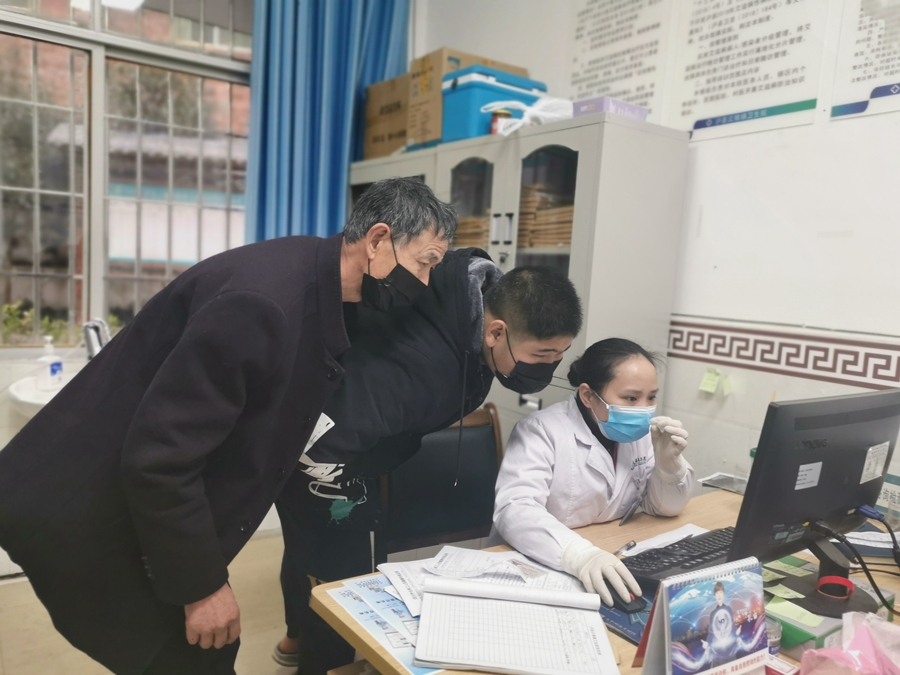 卫生院医生正在为前来办理的农民工出具证明.jpg