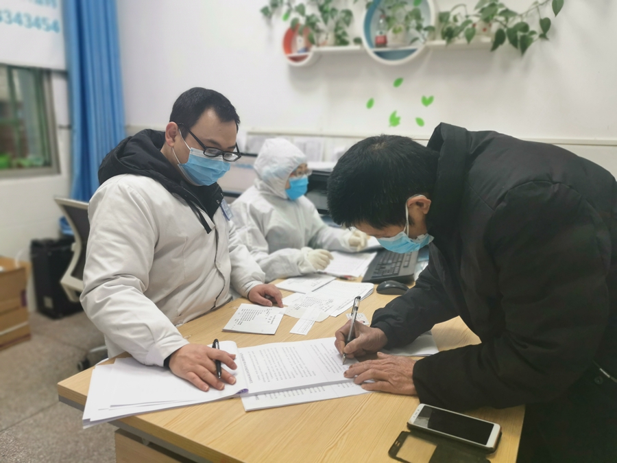 卫生院工作人员正在为农民工做登记.jpg