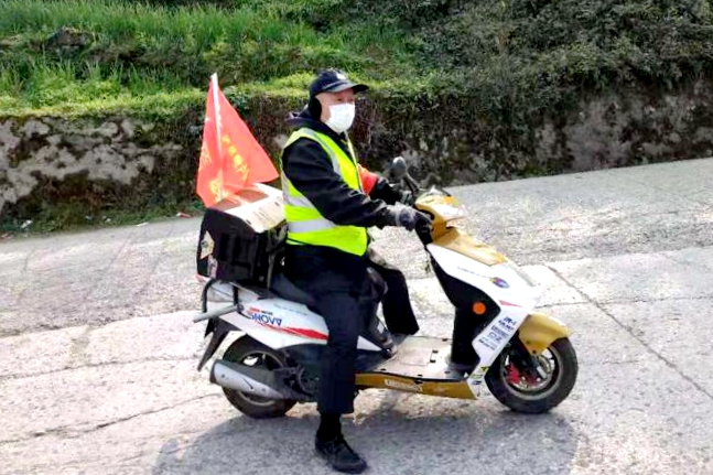 志愿者沿街宣传防控知识.jpg