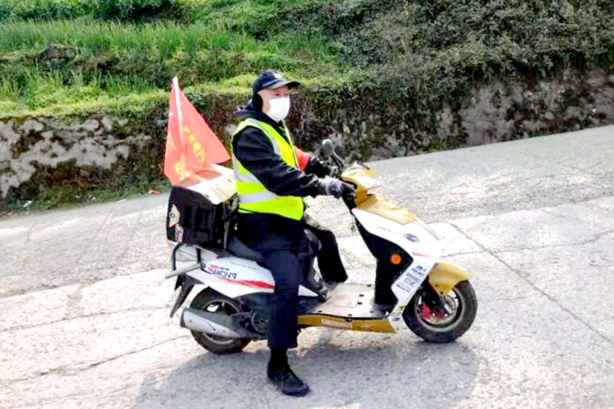 2.13志愿者沿街宣传防控知识.jpg