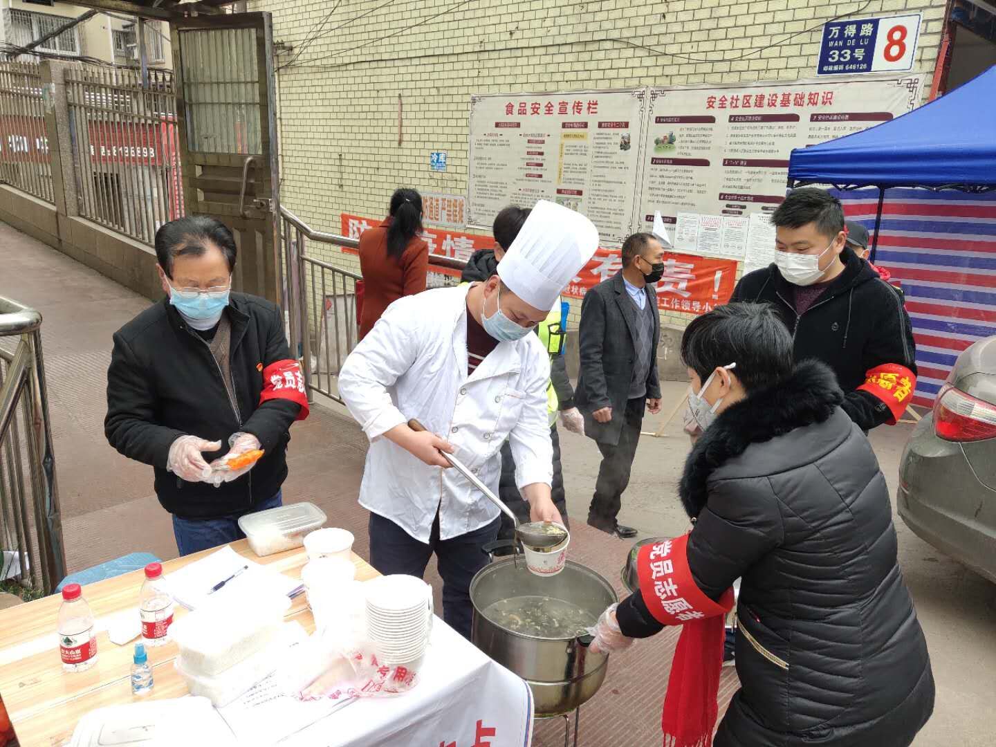 何灏为一线防控人员送“爱心午餐”.jpg
