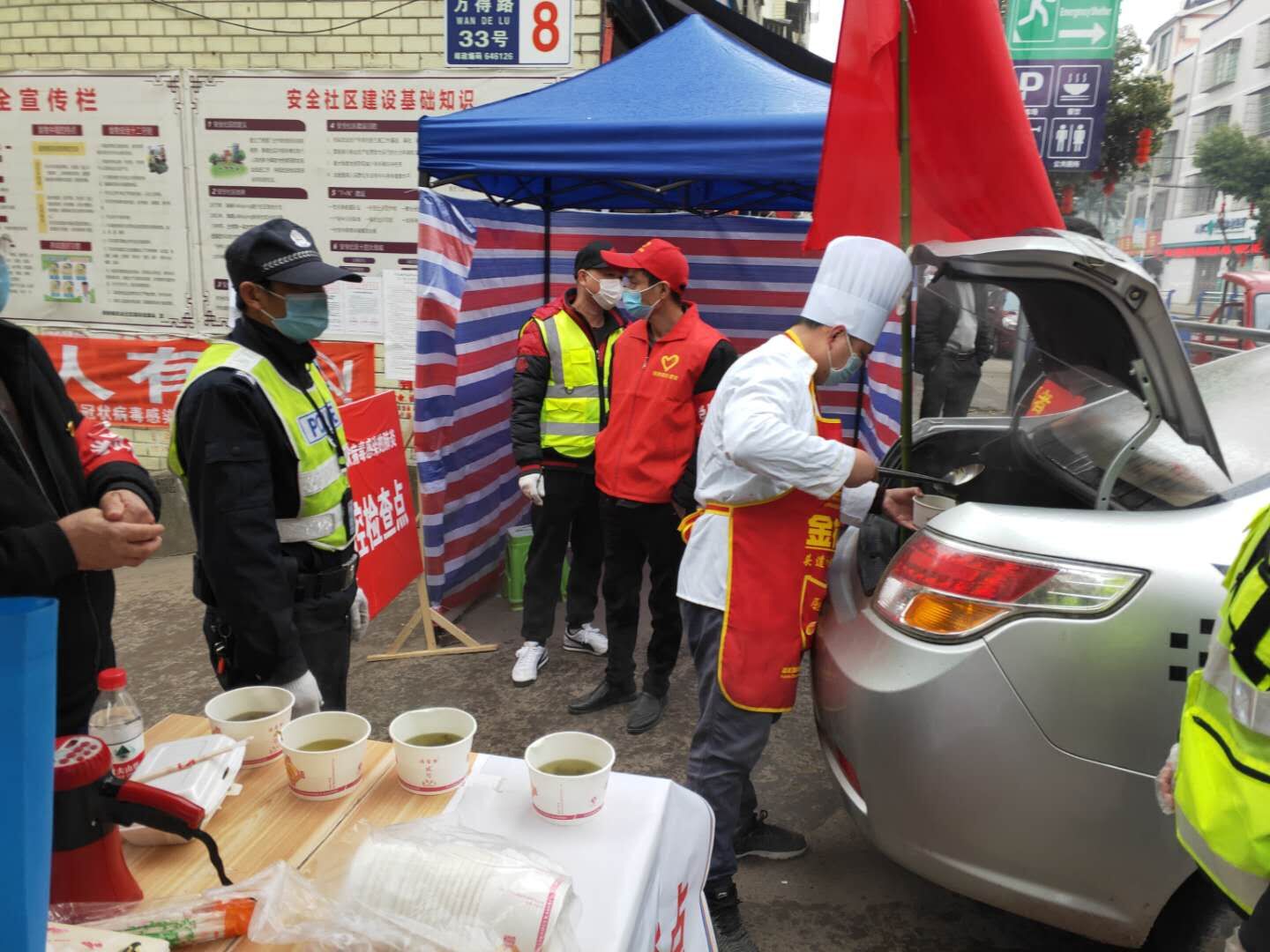 何灏为检查点人员送“爱心午餐”.jpg