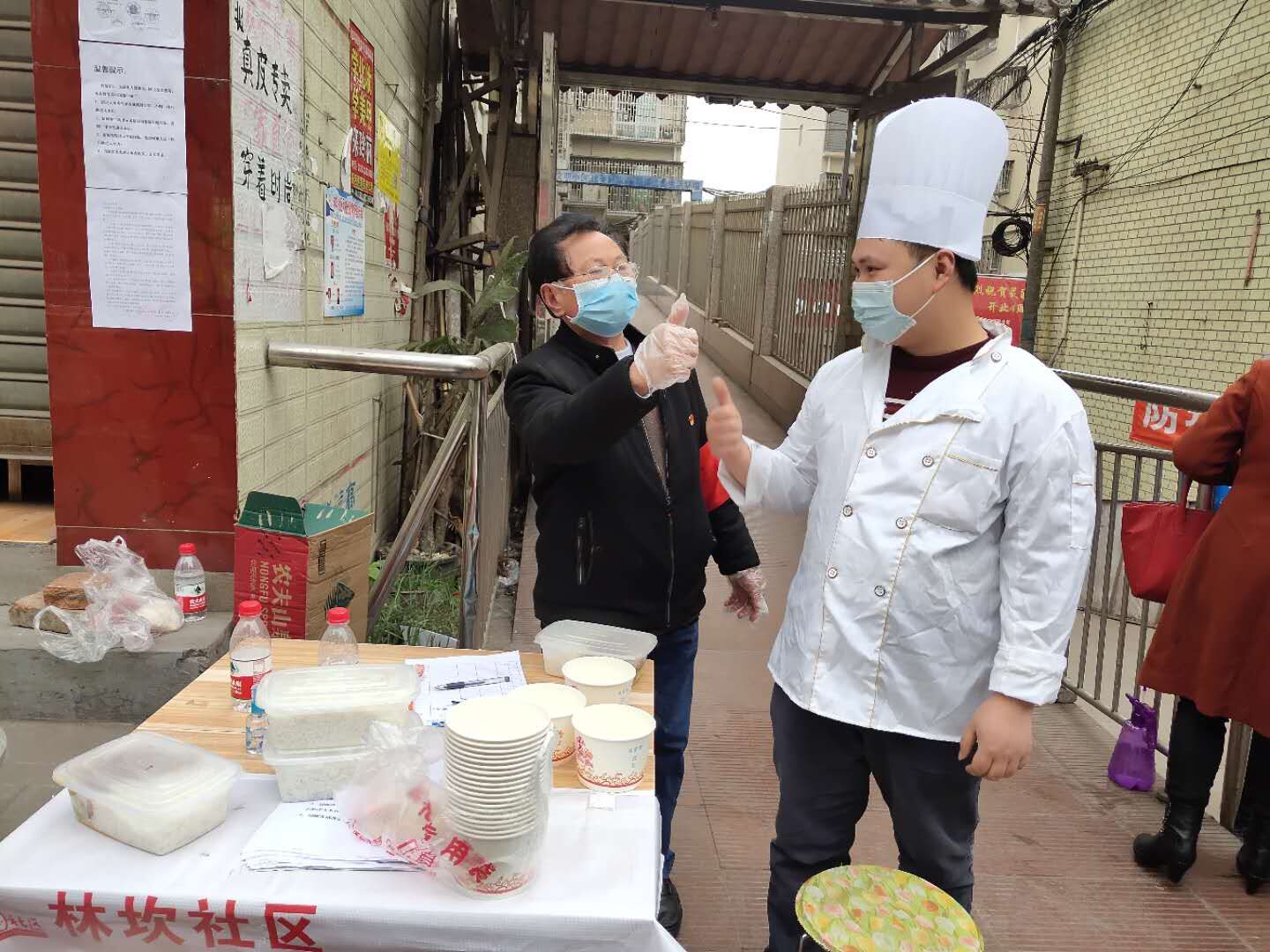 志愿者张明栋老人为何灏点赞.jpg