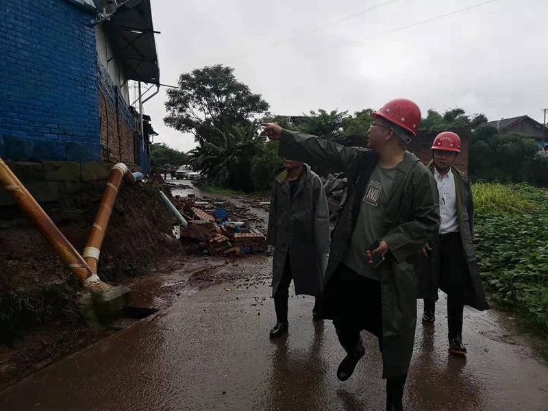 住建局分组领导带队到各镇街进行房屋安全鉴定 (1).jpg