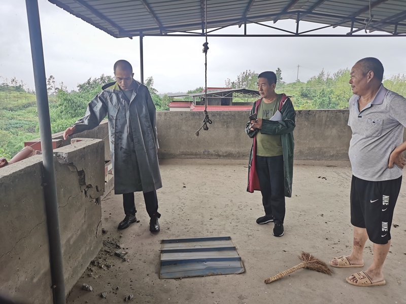 住建局分组领导带队到各镇街进行房屋安全鉴定 (2).jpg