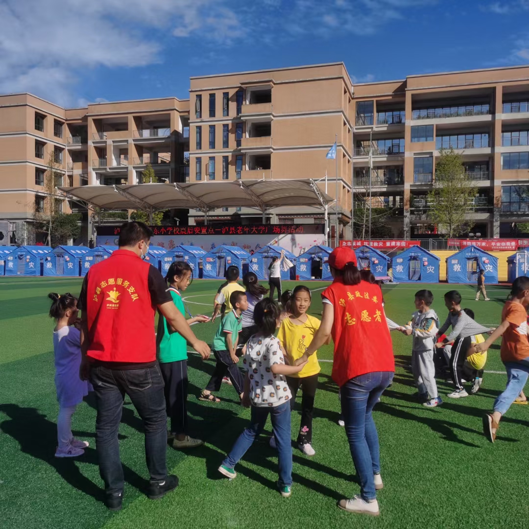 2021年9月19日志愿者在城东小学带着孩子做游戏.jpg