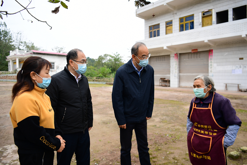 黄强前往成都资阳暗访督查农村地区疫情防控工作
并主持召开省应对新冠肺炎疫情应急指挥部疫情防控工作视频调度会议
清醒认识当前形势进一步查堵漏洞
以铁的决心铁的措施铁的毅力尽快控制住疫情「相关图片」
