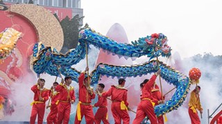 元宵佳节，龙狮共舞，人圆月圆，好事连连；祝不负春光，人康心安，愿万家灯火圆圆满满阖家欢